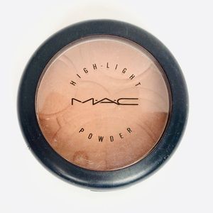 Mac highlight powder in Mellow Rave